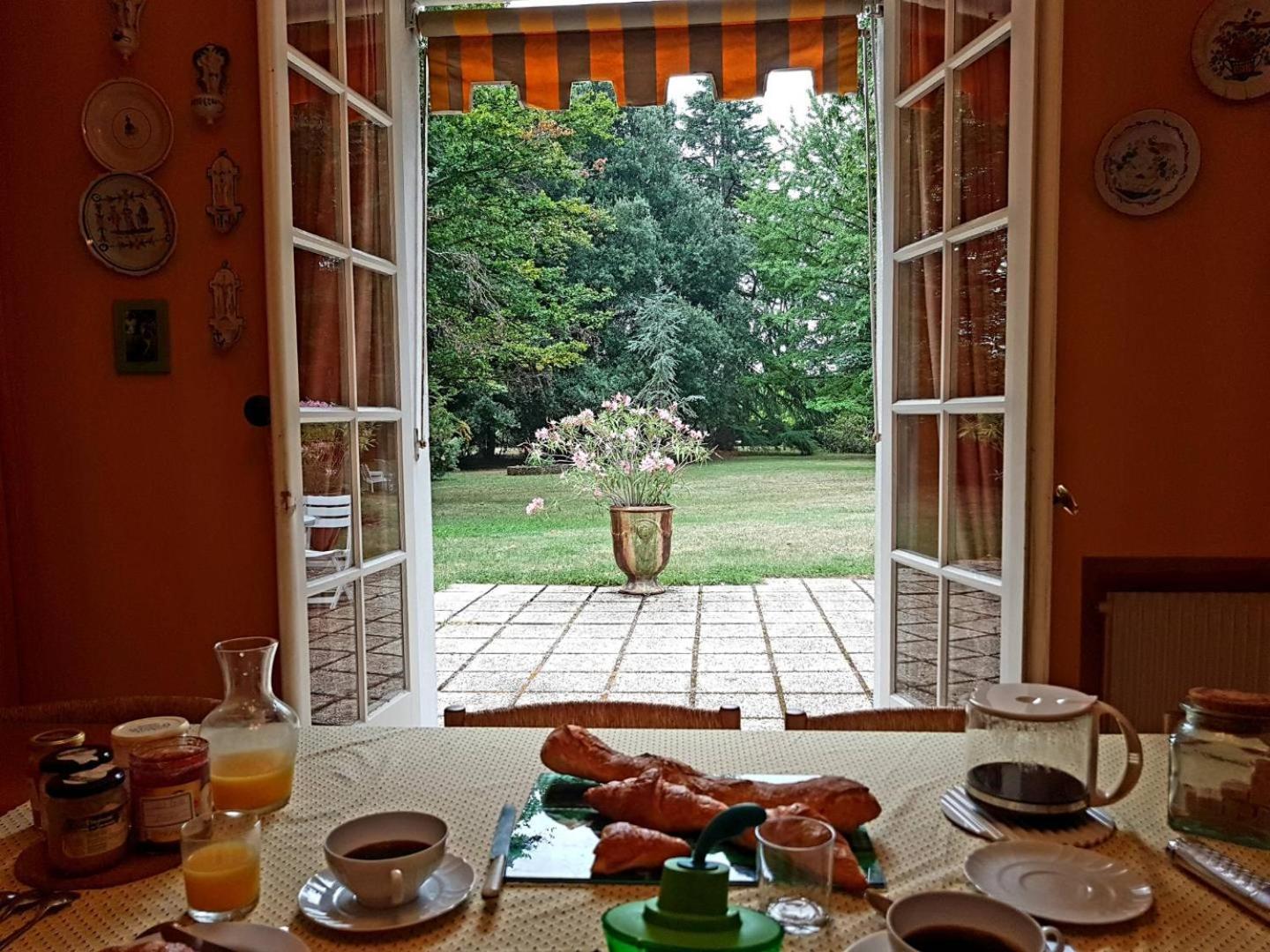 Les Allees Du Chateau Le Mazeau Exteriör bild
